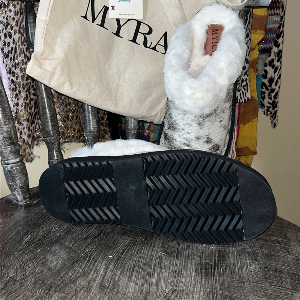 MYRA Slippers - Picture 3 of 5
